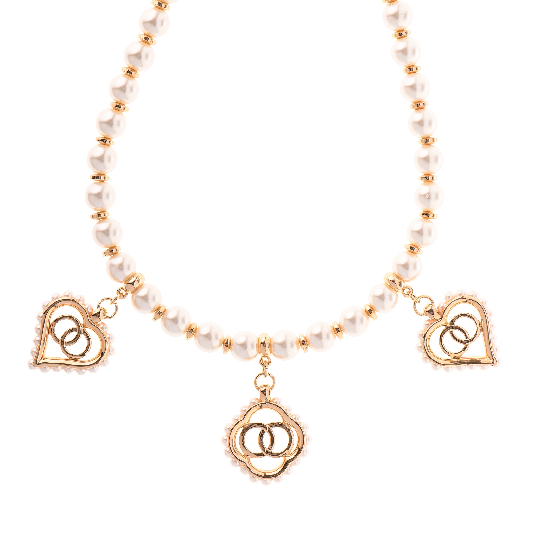 Collar de perlas doradas y corazones