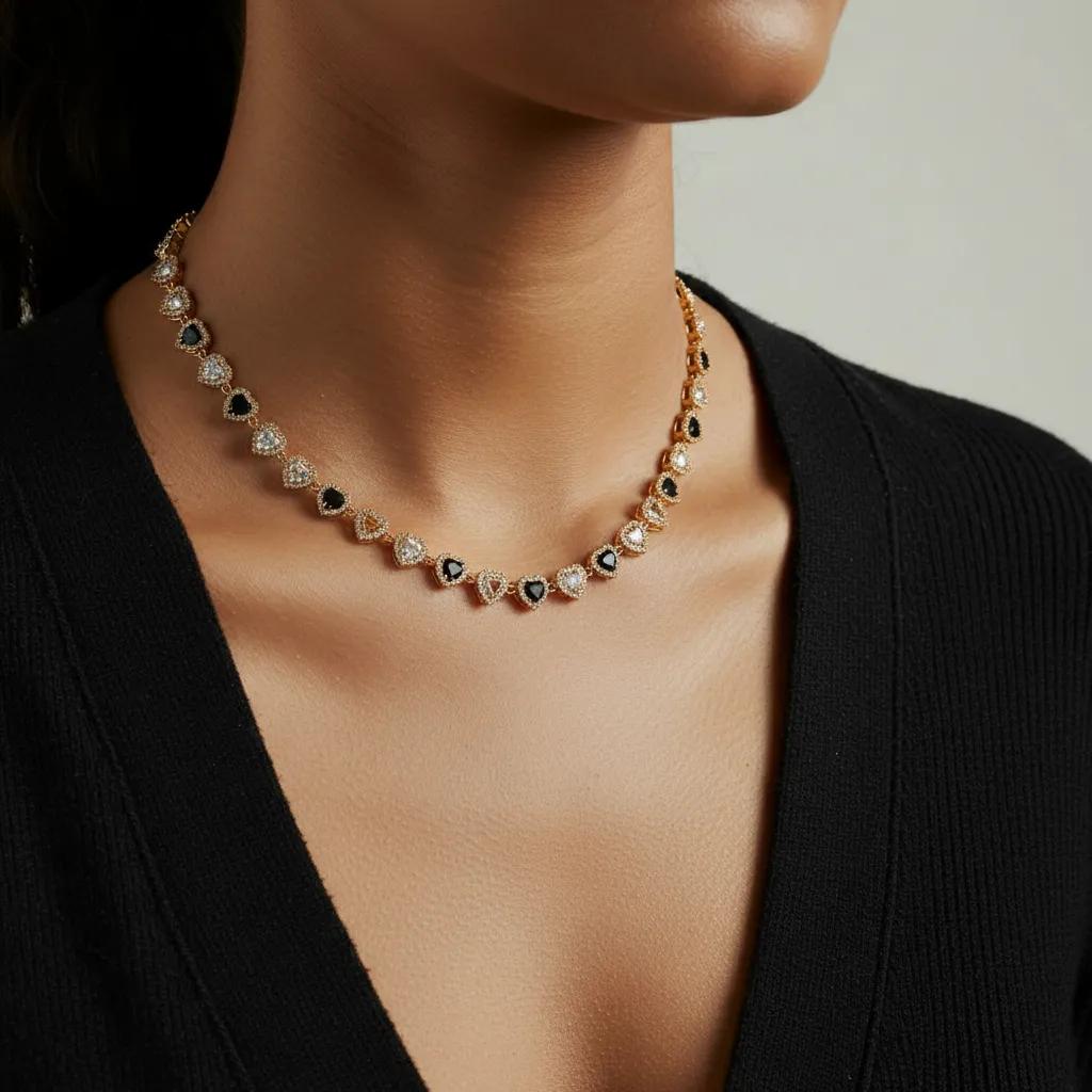 Collar Oro Corazones Negros y Blancos