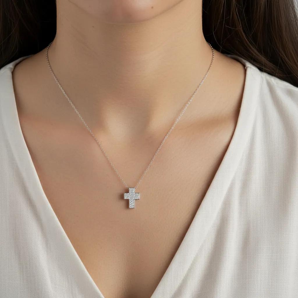 Collar pequeño con icono de cruz de plata